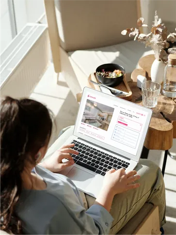 girl looking laptop