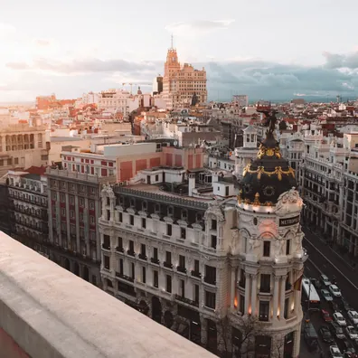 Foto de la ciudad de Madrid, con monumentos emblemáticos en una ciudad universitaria atractiva para estudiantes nacionales e internacionales