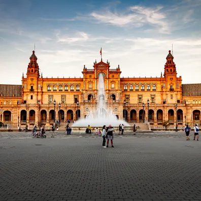 Plaza de España en Sevilla, un icónico espacio con arquitectura histórica y ambiente universitario.