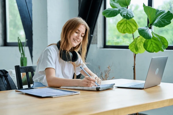 Mujer joven manejando un portátil, simbolizando el alquiler seguro de pisos con contratos legales propios
